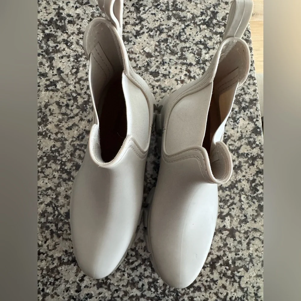 EUC Jeffrey Campbell Cloudy Chelsea Lug Sole Grey Rain Boots size 9